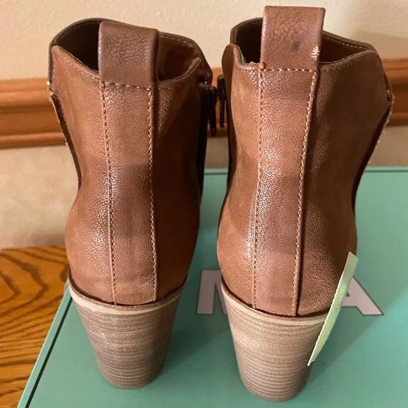 Mia Booties NEW Size 8 - Picture 4 of 5